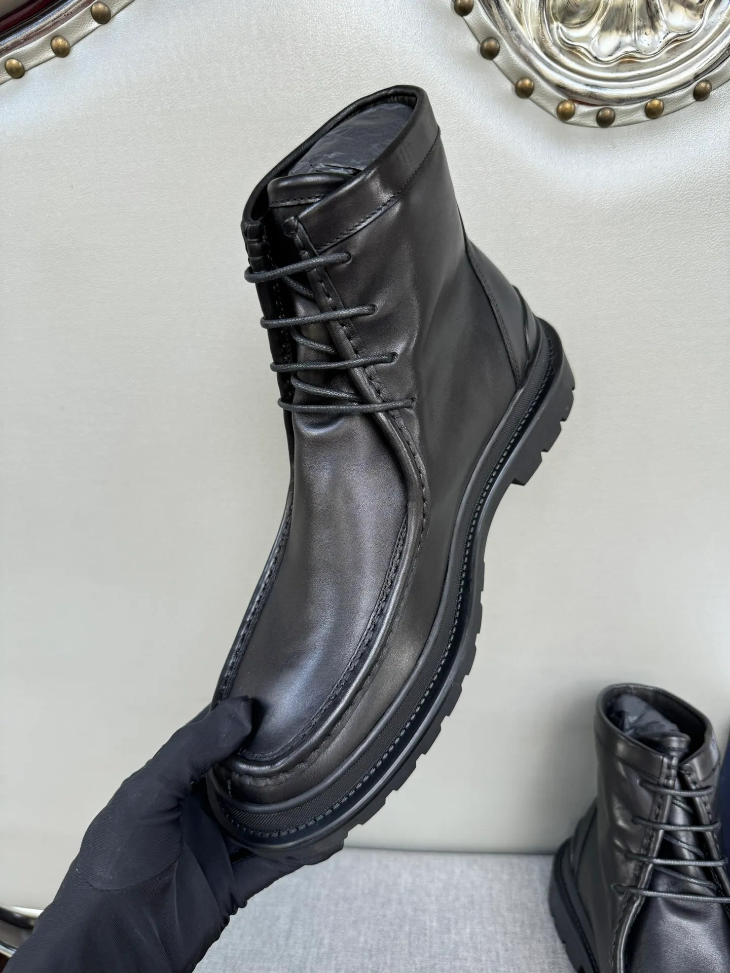 [DIOR] Top P: 1000💰 Number of yards: 39~44 (38.45 custom-made, non-refundable) Dior Dior~ Winter series, original 1:1 development Casual men's leather shoes Heavy investment, shoes and boots are made of imported cowhide + imported Dior special fabric Not easy to deform black cowhide lining Dior large hardware inlay Original TPU vacuum outsole, black cowhide Black open edge beads Military green suede Black suede Khaki suede leather is crafted by a large factory, and the perfect product is only prepared for you who know your taste! Any comparisons are welcome.